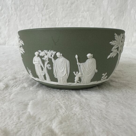 Round Sacrifice Bowl Cream Color on Celadon Green Jasperware Wedgwood 1959 - Picture 1 of 8